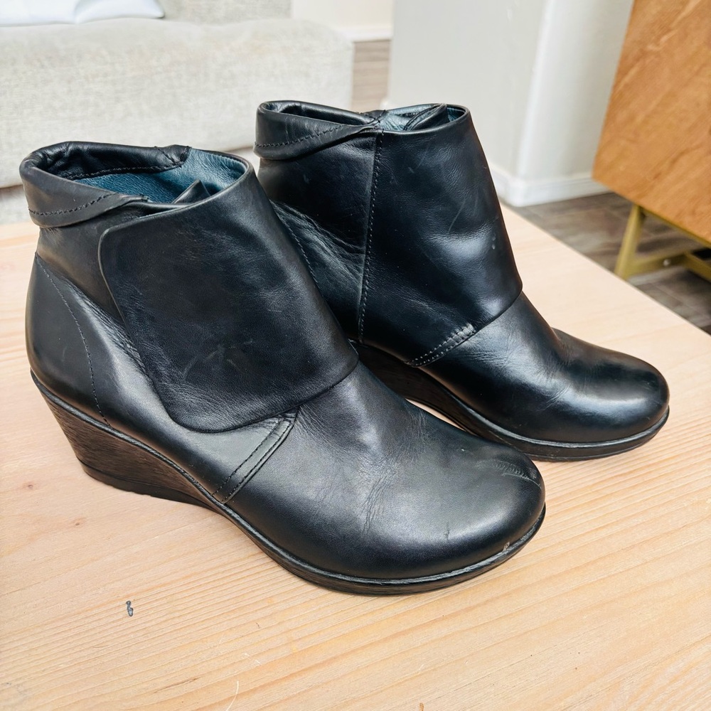 Women’s Dansko Romy Burnished Napa Wedge Booties Size EU 39‎ Black Leather 2192